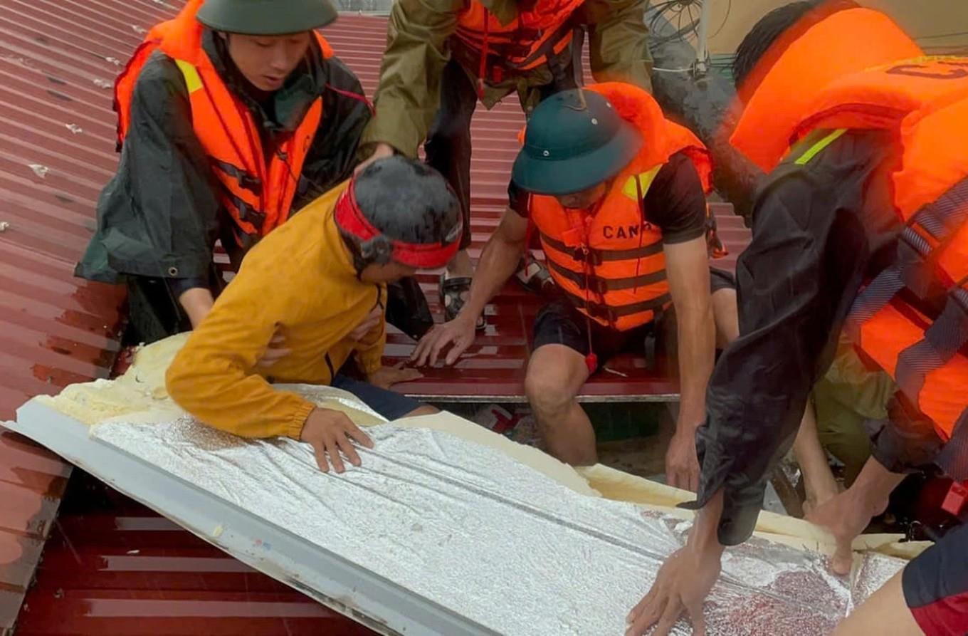 ĐỒNG HÀNH CÙNG NGƯỜI DÂN VƯỢT QUA LŨ LỤT DO CƠN BÃO SỐ 11 GÂY RA